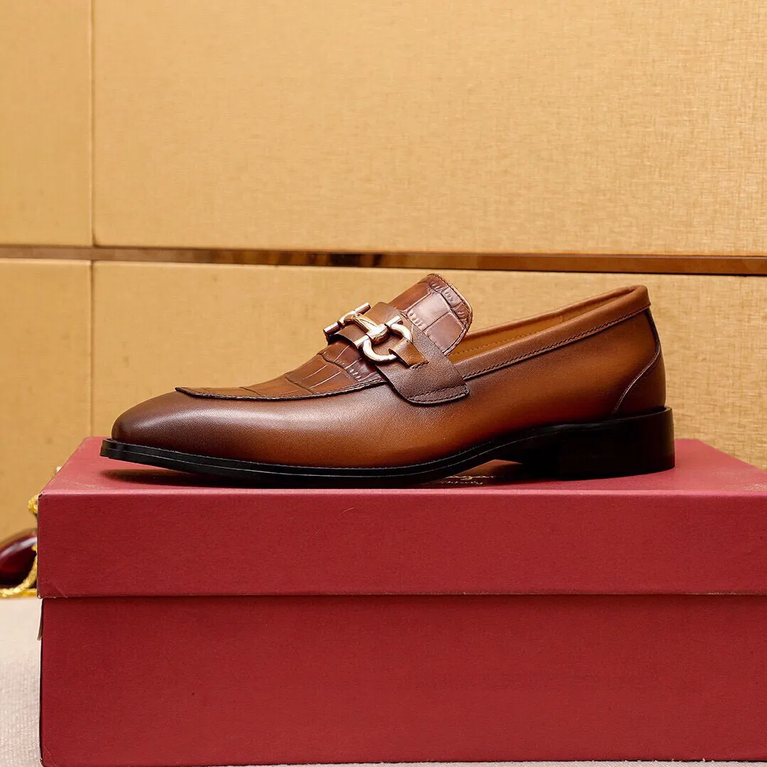Men's shoes 💰460 💐 Product trademark: Ferragamo "Ferragamo" casual leather shoes Regular size: 38-44 (45.46.47🉑️Customized) Product materials: Selected imported first-layer calfskin embossed upper + luxury hardware buckle, imported water-dyed cow leather lining. Strong three-dimensional visual effect, original outsole color: 2 colors available